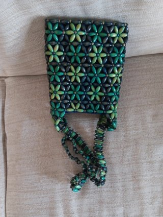Bolso de cuentas verde y azul