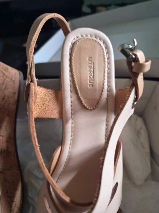 Sandalias cuña beige