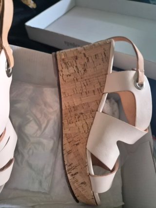 Sandalias cuña beige