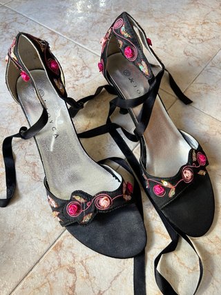 Sandalias de fiesta JOYCA negras bordadas y cintas