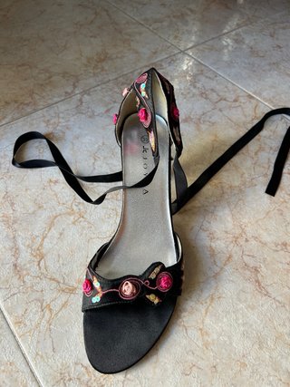 Sandalias de fiesta JOYCA negras bordadas y cintas