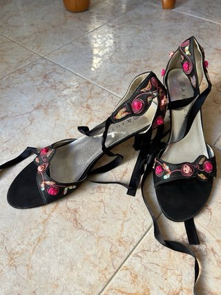 Sandalias de fiesta JOYCA negras bordadas y cintas