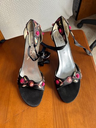 Sandalias de fiesta JOYCA negras bordadas y cintas