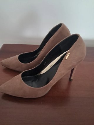 Tacones aguja marrones talla 40