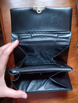 Cartera monedero piel negra con detalle metálico