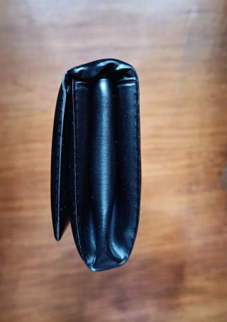 Cartera monedero piel negra con detalle metálico