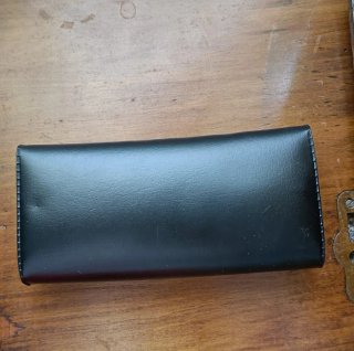 Cartera monedero piel negra con detalle metálico