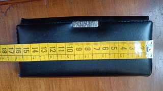 Cartera monedero piel negra con detalle metálico