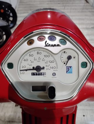 Vespa LX 125 Roja y Beige