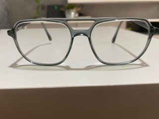 Monturas de gafas azules trasparentes y otra negra