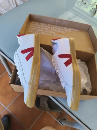 Zapatillas Veja Blancas y Rojas