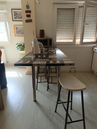 Mesa alta cocina y 4 taburetes blancos