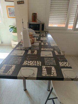 Mesa alta cocina y 4 taburetes blancos
