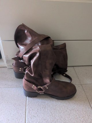 Botas marrones con hebillas