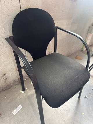 Silla Fija 4 Patas con Brazos Negra