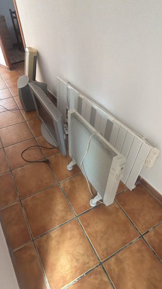 Radiadores eléctricos y dos tv