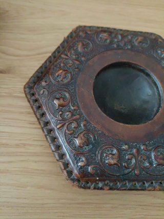 Antiguo Cenicero cuero repujado hexagonal y madera
