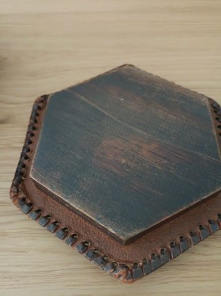Antiguo Cenicero cuero repujado hexagonal y madera