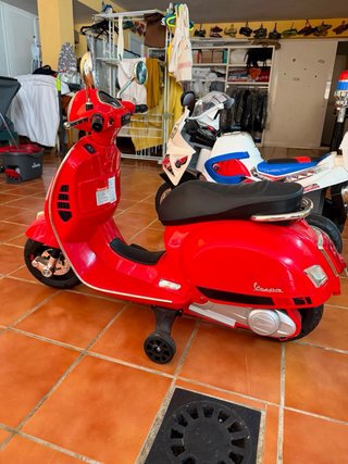 Vespa Roja Scooter Eléctrica Infantil