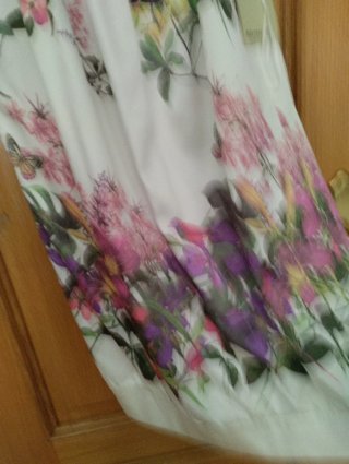 Vestido blanco estampado floral y mariposas