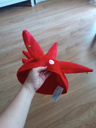 Gorro de bufón rojo con cascabeles dorados.