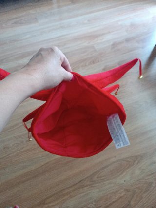 Gorro de bufón rojo con cascabeles dorados.