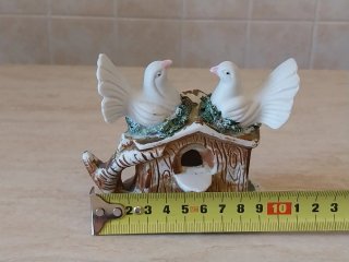 Coppia di statuette mazzo rose e colombe bianche