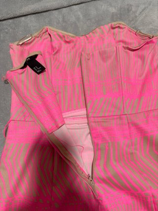 Vestido de fiesta rosa y beige
