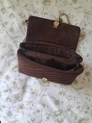 Bolso marrón con cadena plateada