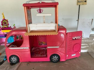 Autocaravana Barbie con tobogán
