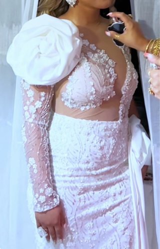 Vestido elegante blanco con pedrería