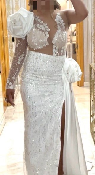 Vestido elegante blanco con pedrería