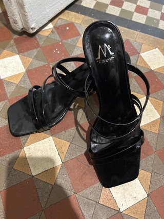 Sandalias Cink-Me Negras Tacón Cuadrado