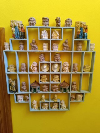 Estantería de madera con figuras decorativas