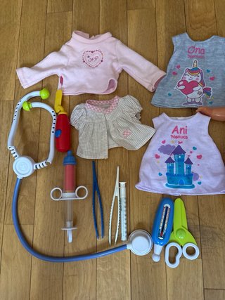 Muñeca Nenuco con accesorios médicos y ropa