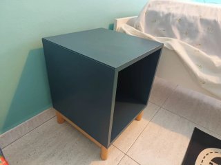 Estante cubo azul con patas madera