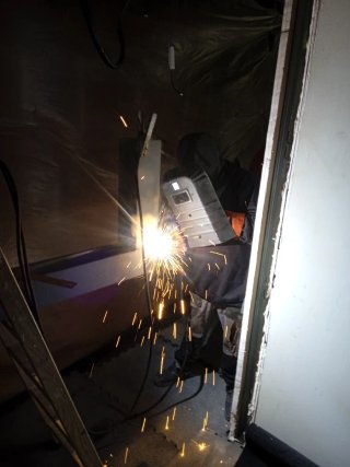 Servicios de Herrería: Vigas, Barandillas, puerta,