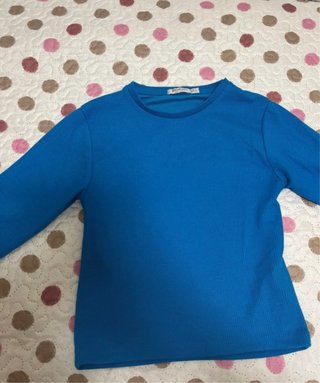 Top Stradivarius azul manga larga