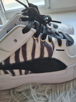 Zapatillas Puma Blancas y Negras