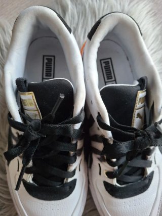 Zapatillas Puma Blancas y Negras