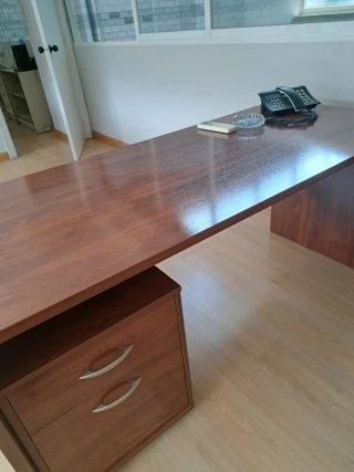 Mesa de despacho de madera con cajonera 160x70
