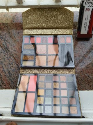 Kit Maquillaje Magic Studio Dorado y Rojo