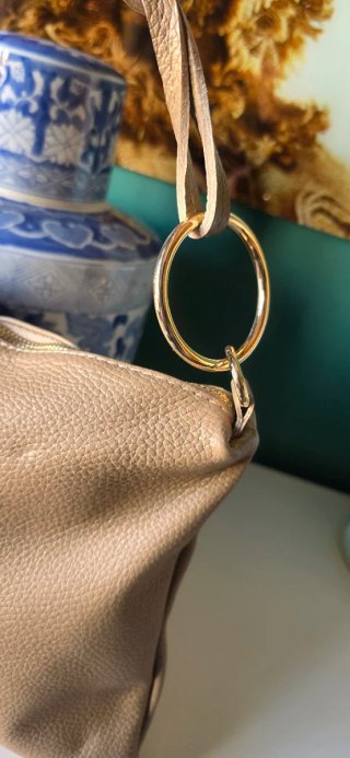 Bolso de piel color taupe