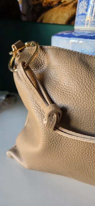 Bolso de piel color taupe