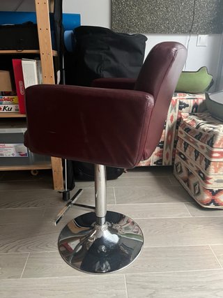 Silla de maquillaje roja y plateada