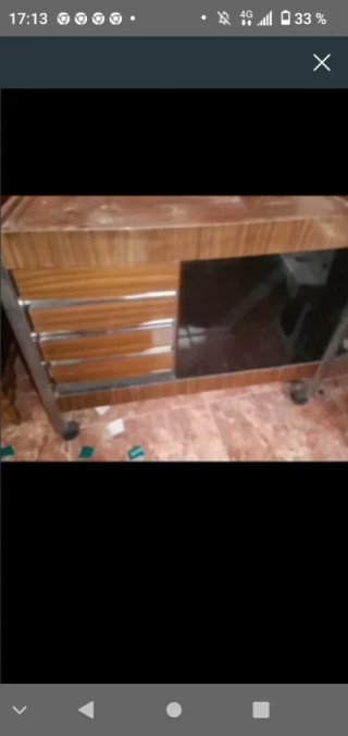 Mueble de madera y cristal