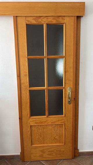 Puerta de madera con cristal corredera