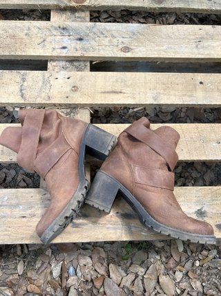 Botas de piel marrones con hebillas