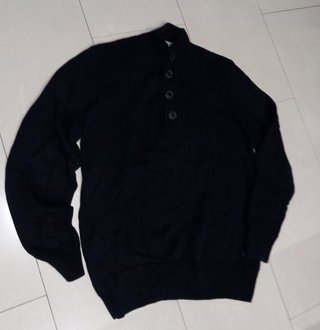 Jersey negro cuello alto botones