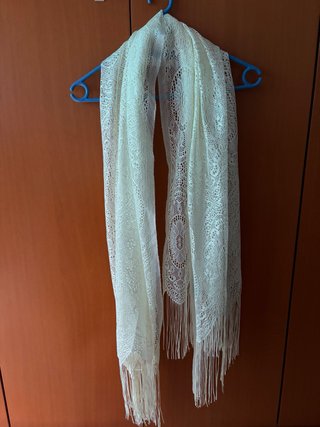 Chal de encaje beige con flecos